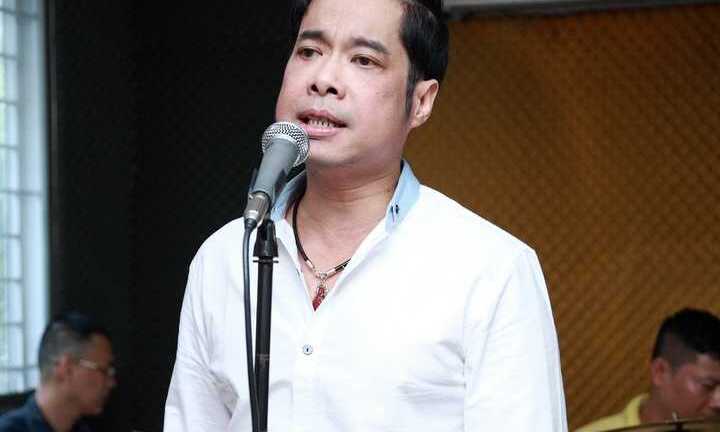 'Ông hoàng nhạc sến' Ngọc Sơn phong độ bất ngờ