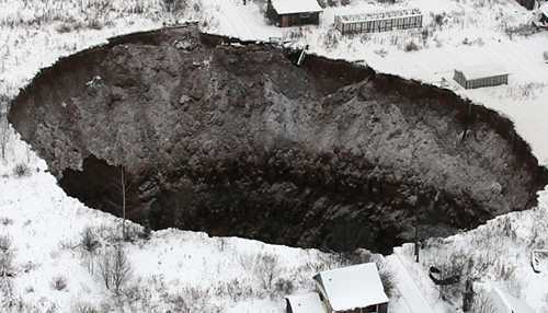 Hố tử thần khổng lồ ở Nga