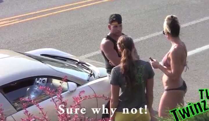 Đứng cạnh Bugatti giá 1 triệu USD, tán tỉnh có dễ hơn?