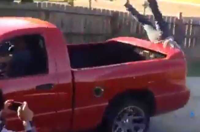 Người lớn sơ ý, trẻ con ngã lộn cổ từ thùng xe