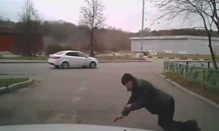 Kẻ say ngã lăn kềnh trước mũi xe thoát chết hy hữu