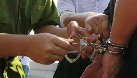 Ngăn chở mẹ già đi chơi, bị anh ruột đâm chết