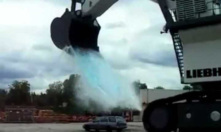 Nóc xe trụ được 8 khối nước rơi tự do