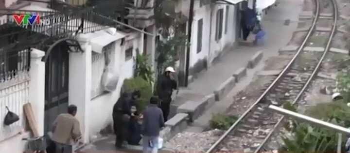 Con nghiện say thuốc nhảy múa trên 'con đường chết'