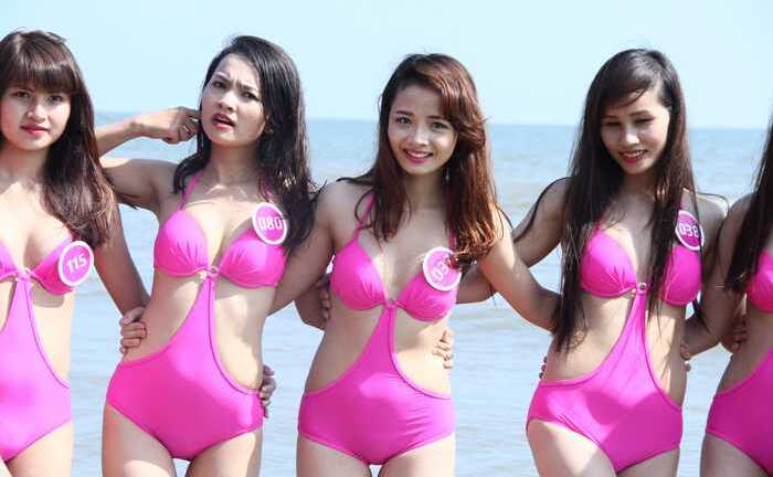 Người đẹp xứ Thanh khoe dáng trên biển