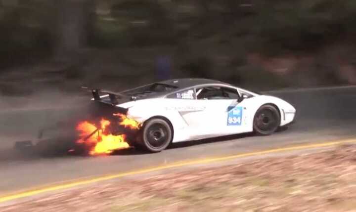 Siêu xe cháy rực đuôi, lái xe không hề biết
