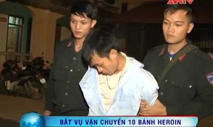 Bắt nóng kẻ cất giấu 10 bánh heroin trong cốp xe