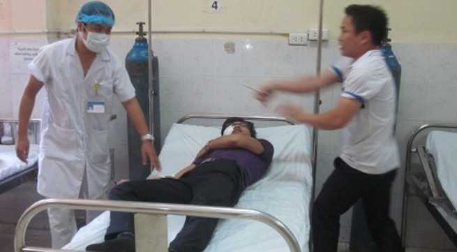 Clip: Người nhà bệnh nhân đập cửa kính, rượt đuổi cán bộ ca trực