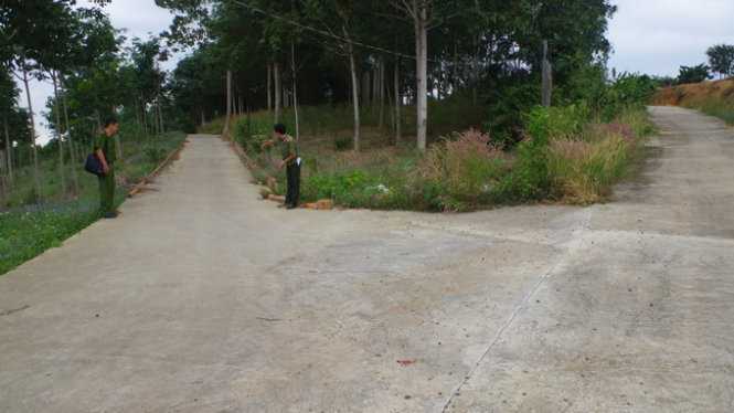 Cách chức chủ tịch xã 'vẽ đường' vào nhà mình