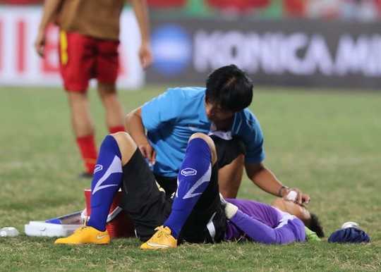 Thủ thành Nguyên Mạnh dập mũi