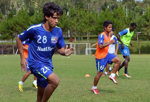 Vừa đá cặp với Công Phượng tiền đạo Brazil ghi liền 8 bàn