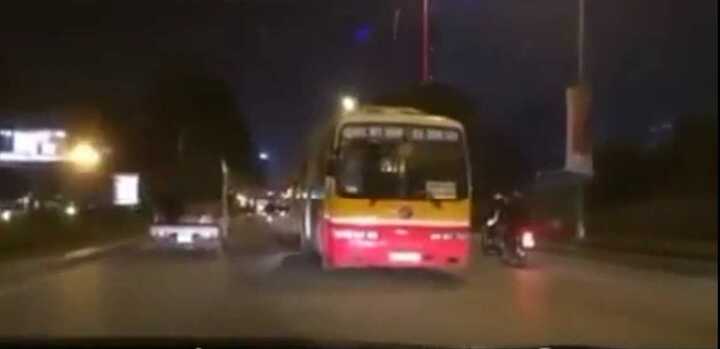 Clip: Xe buýt đi ngược đầu trên đường phố Việt Nam