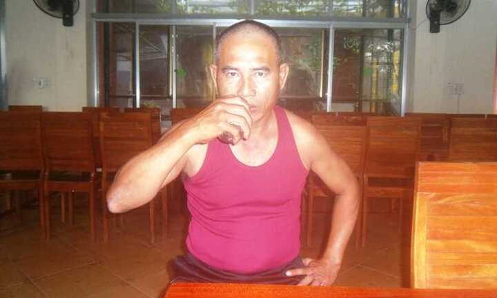 Người đàn ông nhai, nuốt thủy tinh như ăn cơm