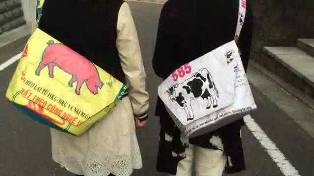 Điểm danh những mẫu túi làm từ bao bì cám Việt Nam đang 'sốt' ở Nhật