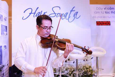 Xuân Huy chơi violin có dây vỹ bằng tóc tại Hair Sonata