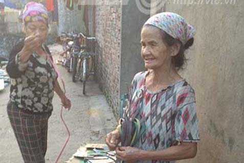 Ly kỳ cuộc đời người đàn bà 32 năm... trên bàn thờ