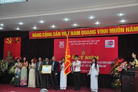 Tạp chí Văn học và tuổi trẻ đón nhận Huân chương lao động hạng 3