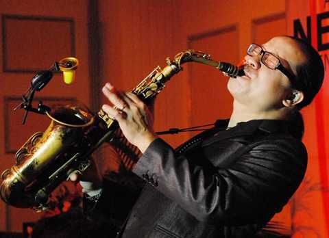 Trần Mạnh Tuấn lần đầu khoe giọng hát với Âm điệu của Jazz