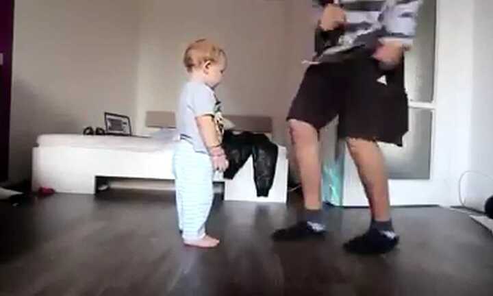 Cười ngất với clip em bé học bố nhảy nhót trong phòng