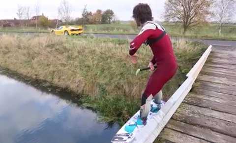 Siêu xe thử trò lướt ván mương nước ngoại ô