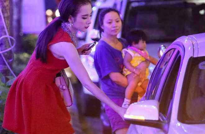 Angela Phương Trinh xách túi 8.000 USD gây chú ý