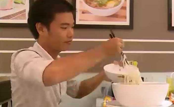 Clip: Ăn một bát phở thưởng 1 triệu đồng