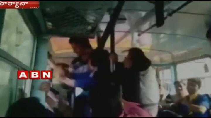 Clip: 2 chị em gái đánh 'yêu râu xanh' trên xe buýt