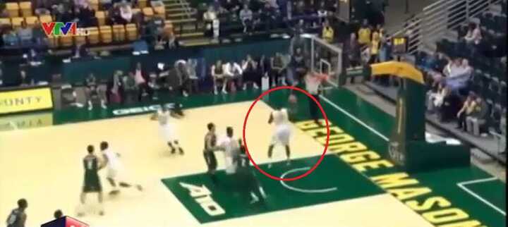 Clip: Cú ném bóng rổ khó tin của sinh viên Mỹ