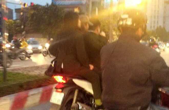 Đầu trần mặc cảnh phục kẹp 3 trên xe SH