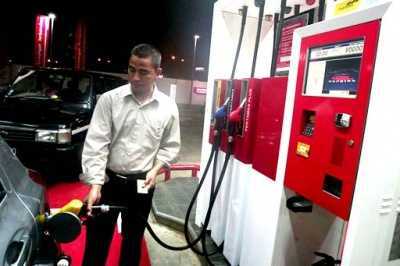 Hà Nội: Người mua tự bơm khi đổ xăng