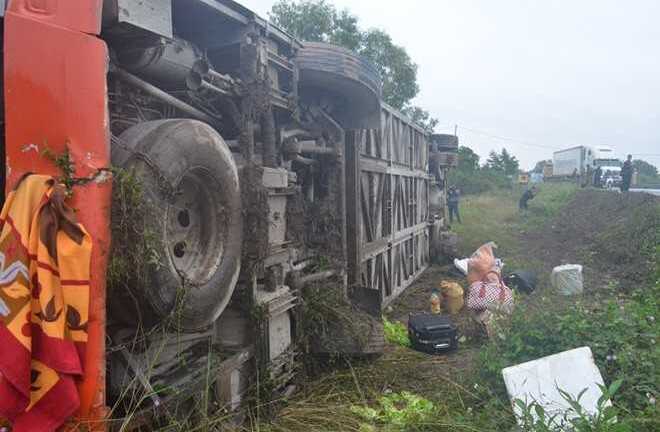 Lật xe giường nằm, hành khách chui lỗ thông gió thoát thân