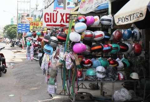 Hàng loạt ‘tên tuổi’ kinh doanh mũ bảo hiểm vi phạm