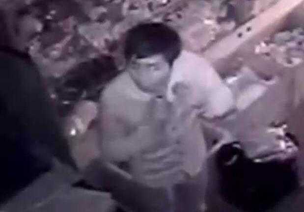 Nam thanh niên đột nhập cửa hàng đồ lót giữa đêm bị camera ghi lại