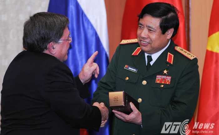 Bộ trưởng Quốc phòng đón cựu chiến binh Nga, Belarus