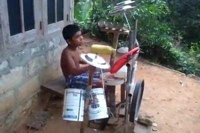 Cười vỡ bụng với màn đánh trống tuyệt đỉnh từ xô, đĩa, lọ