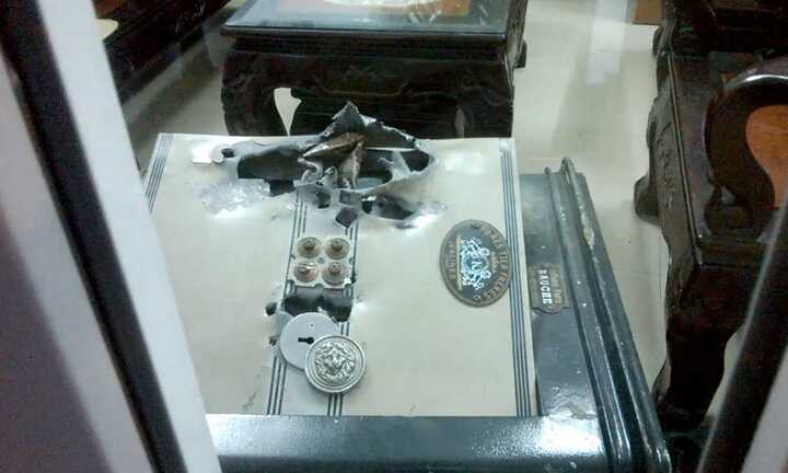 Người ‘nhện’ đột nhập 2 biệt thự, phá tung két sắt