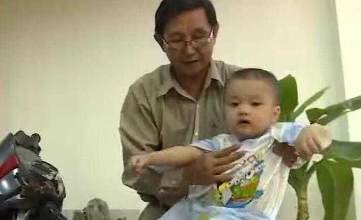 Bé 2 tuổi bị bỏ rơi trên taxi: Cơ quan chức năng xác minh thân nhân