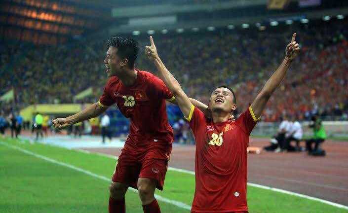 Clip: Huy Toàn ghi bàn gỡ hòa cho tuyển Việt Nam