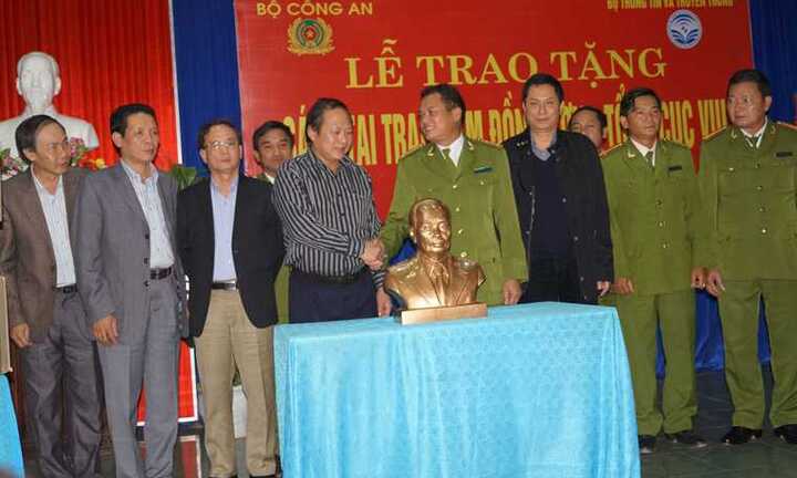 Bộ TT&TT trao tặng sách cho Trại giam Đồng Sơn