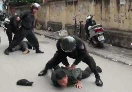 Video: Đặc nhiệm dùng võ thuật tay không bắt cướp