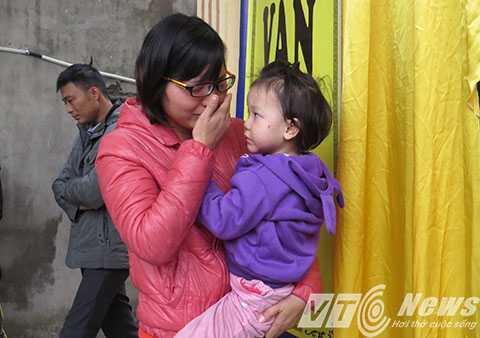 Thuyền viên Việt bị cướp biển bắn: Vợ đau xót đi nhận thi thể chồng