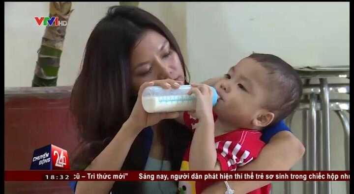 Bé 2 tuổi bị bỏ rơi trên taxi: Số phận em sẽ ra sao?