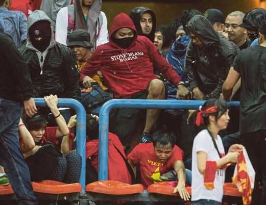 Án phạt đầu tiên cho ultras Malaysia hành hung CĐV Việt Nam