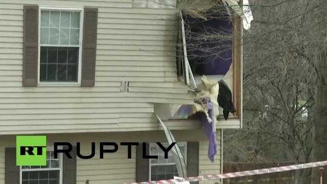 Clip: Kinh hoàng máy bay đâm nát nhà dân, 6 người chết