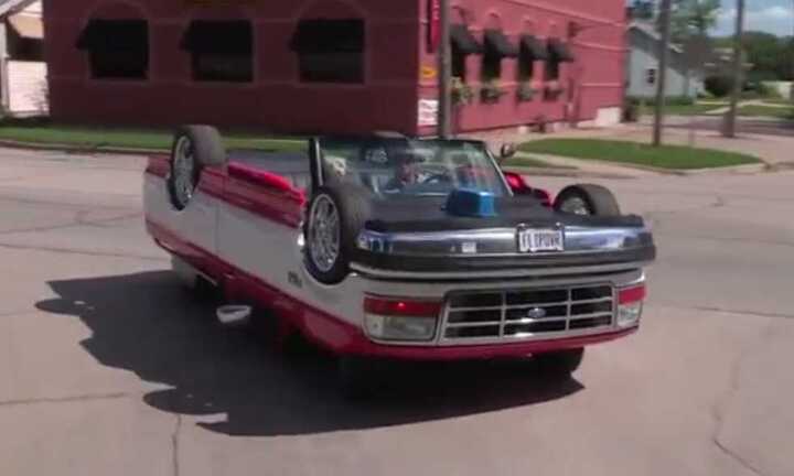 Xe độ chổng 4 vó lướt bon trên phố