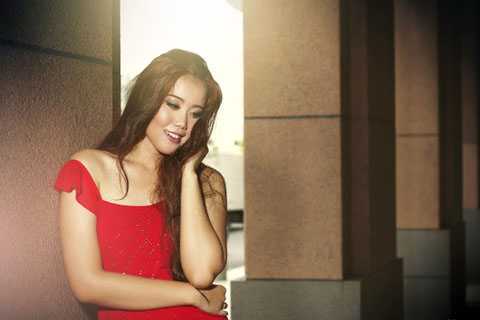 Hoa hậu Nguyễn Thị Loan cùng hoa hậu Malaysia cổ vũ bán kết AFF Cup