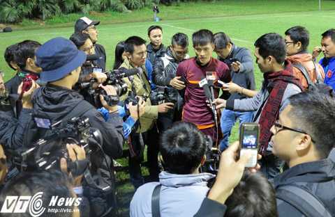 Fan nữ xinh đẹp rơi nước mắt tặng quà sinh nhật Công Vinh