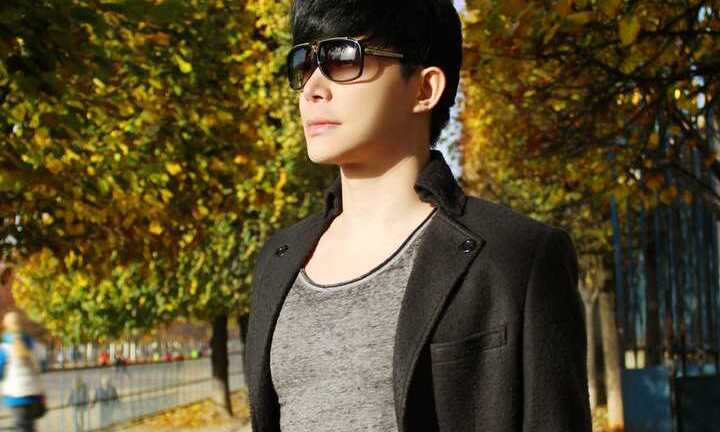 Nathan Lee khoe vẻ điển trai trên đất Pháp