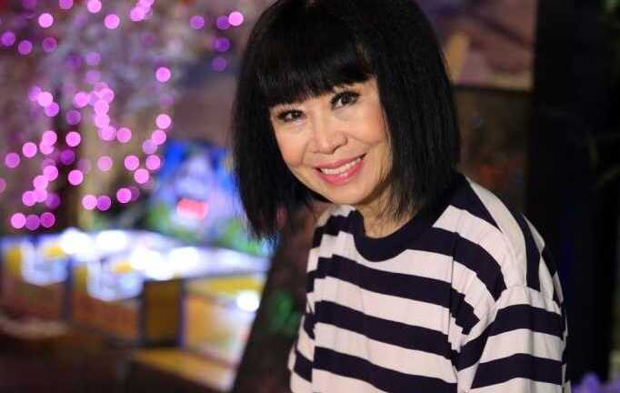 Danh ca Bạch Yến tự tay làm bánh mì tặng người nghèo