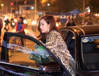 Hoàng Thùy Linh được đưa đón đi diễn bằng xe sang